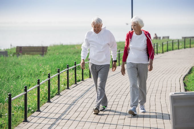 Deux personnes âgées qui marchent ensemble tous les jours.