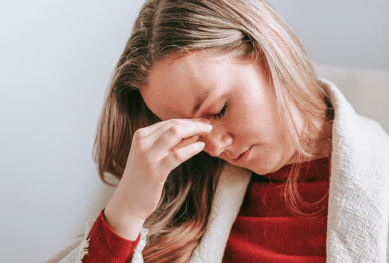 Femme ayant une migraine ophtalmique