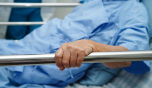 Passer la nuit sur un brancard aux urgences : un surrisque de mortalité pour les personnes âgées ?