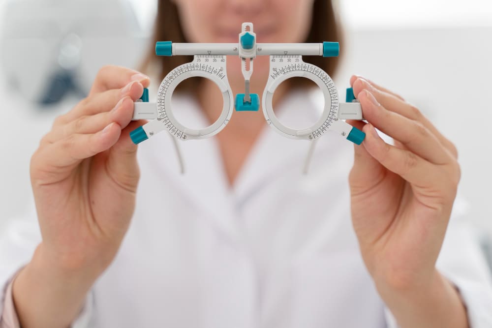 Opticien qui tient un appareil spécifique à son exercice.