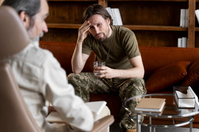 Militaire souffrant de PTSD en consultation chez le psychologue.