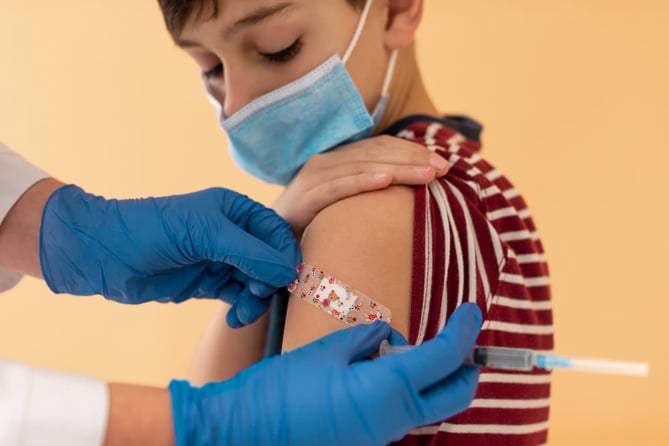 Un enfant se faisant vacciner contre papillomavirus humain masculin.