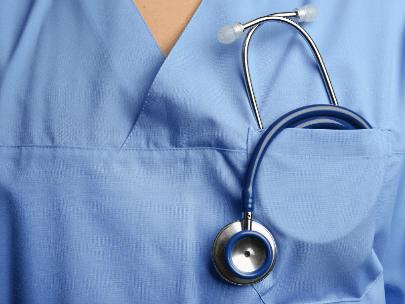 Femme médecin qui est au courant du plan Bayrou anti-déserts médicaux