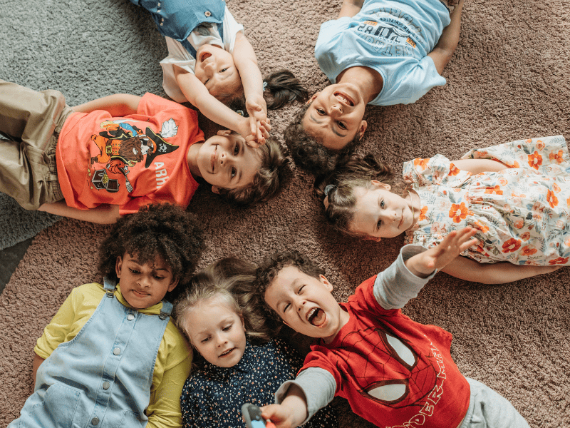 Enfants qui vont être placés dans des familles allongés par terre 