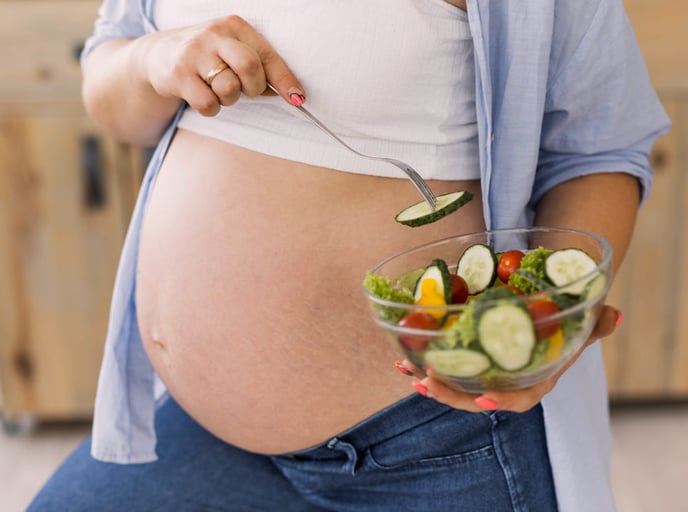 Femme enceinte mangeant seinement en faisant attention à sa prise de  poids.