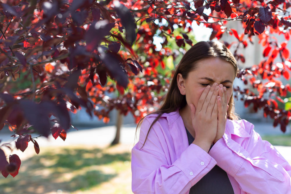 Femme allergique aux pollens ayant des symptômes.