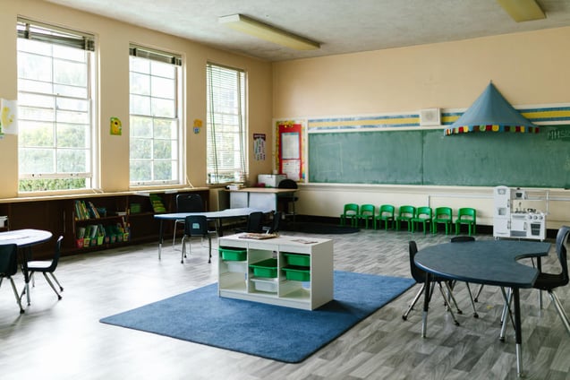 Salle de classe vide où on peut observer différents polluants qui auront un impact sur la santé des enfants.
