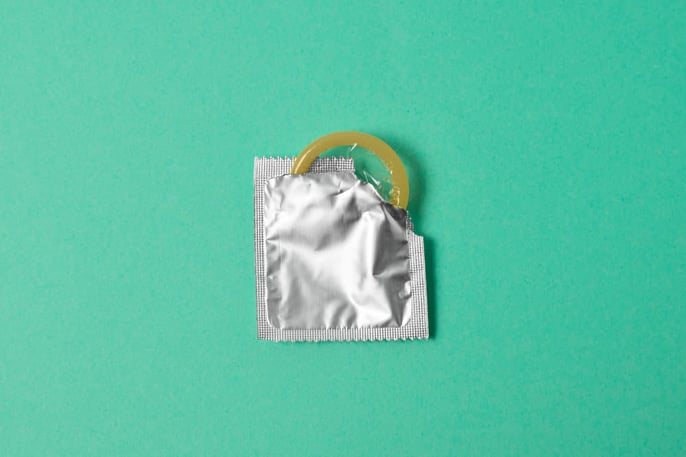 Emballage de préservatif ouvert pour utiliser le préservatif qui s'y trouve.