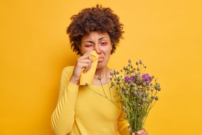 Femme ayant une crise d'allergie, avec de nombreux symptômes.