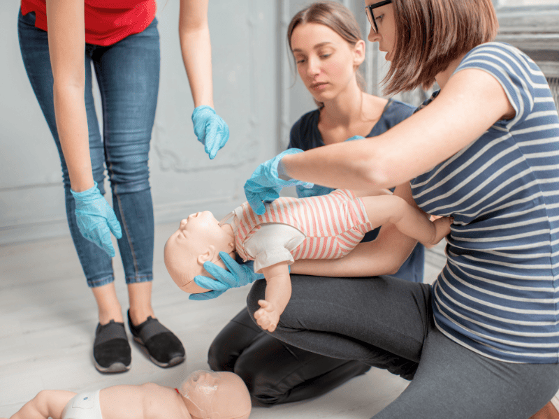Deux mamans qui se forment aux gestes de premiers secours pour leurs enfants.