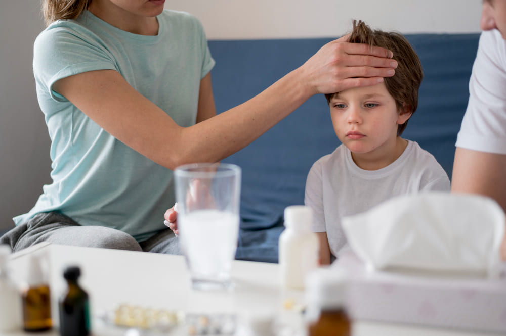 Enfant malade prenant des antibiotiques.