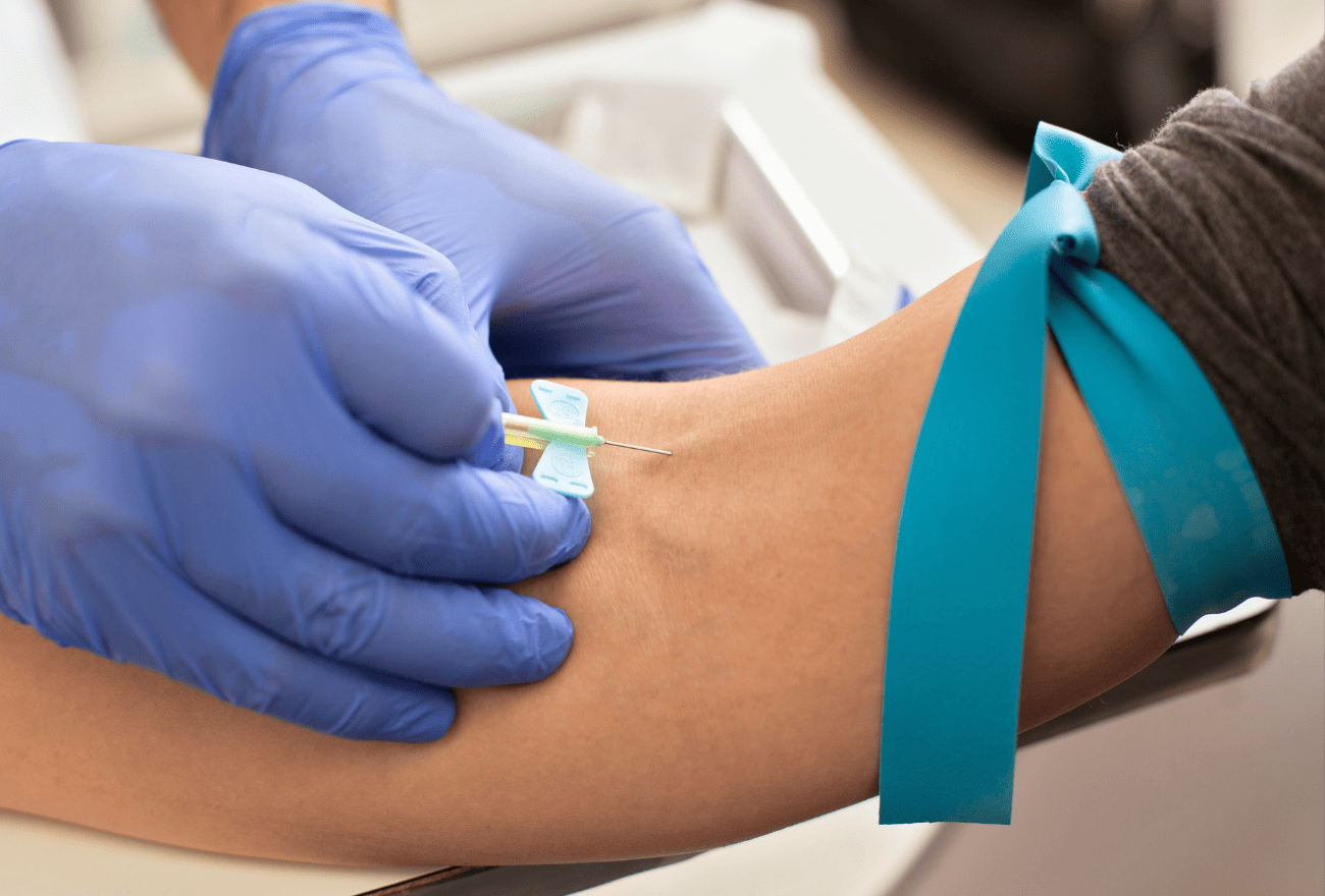 Prise de sang faite par un professionnel de santé sur un patient.