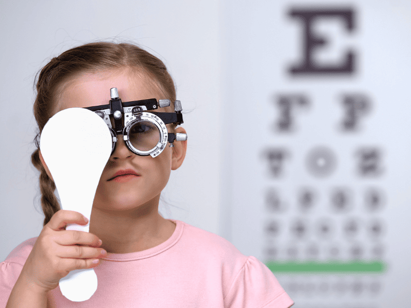 Enfant qui consulte un ophtalmologue