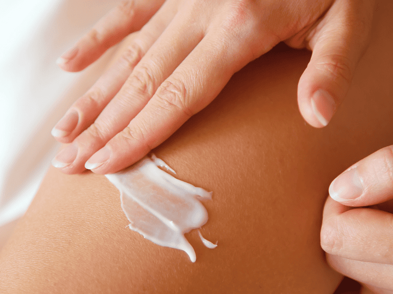 Femme qui teste un produit cosmétique en toute sécurité