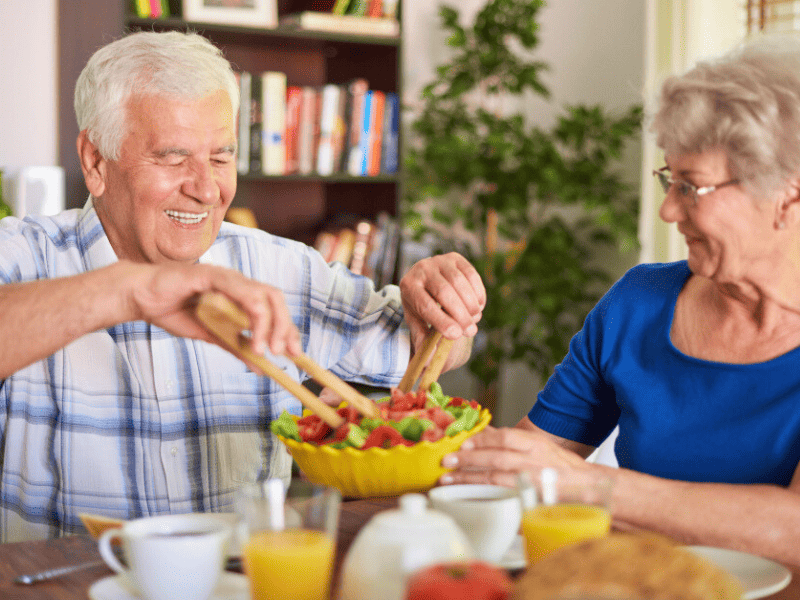 Personnes âgées en bonne santé avec un régime alimentaire sain