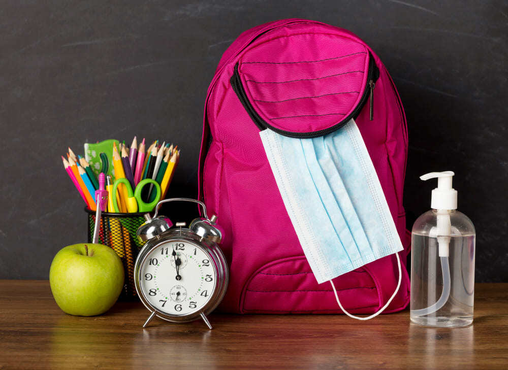 Fournitures scolaire pour la rentrée avec un cartable rempli.