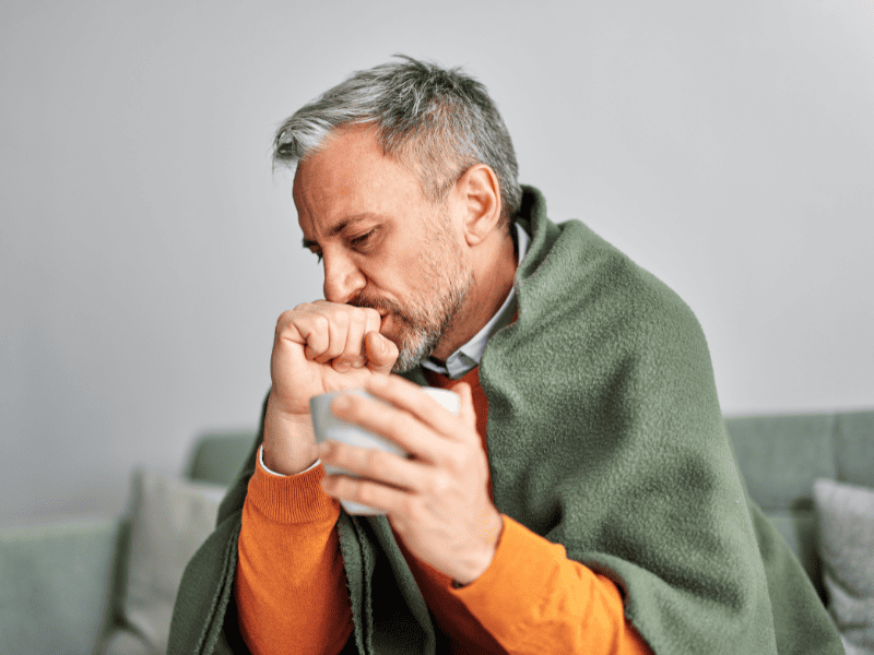 Homme ayant une rhinopharyngite qui dure dans le temps