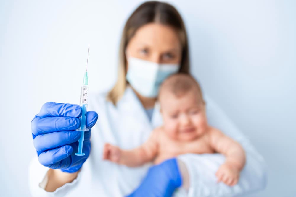 Infirmière vaccinant un nourrisson contre la rougeole.