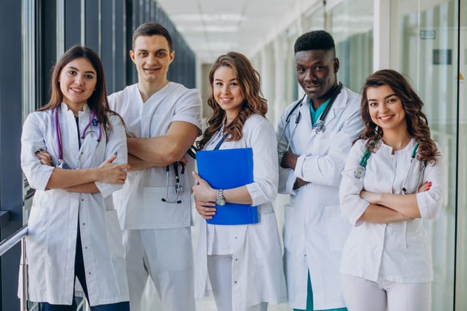 Médecins qui représentent une équipe médicale dans un hôpital dans une série médicale.