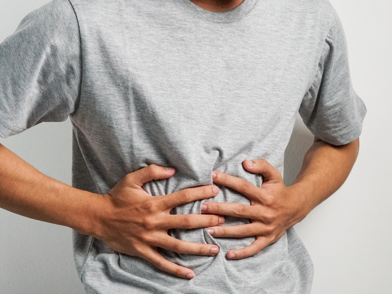 que signifie une douleur en haut de l’estomac au milieu ?