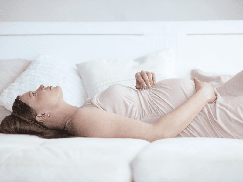 Femme enceinte allongée souffrant de grossesse et vomissement
