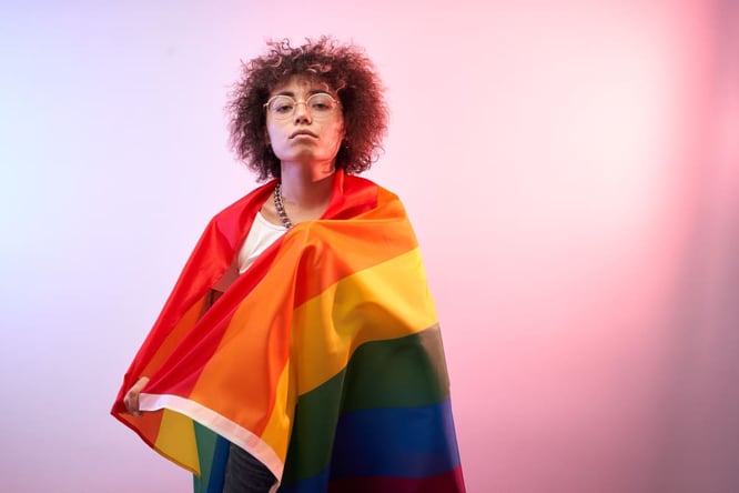 Femme homosexuelle portant le drapeau LGBT.