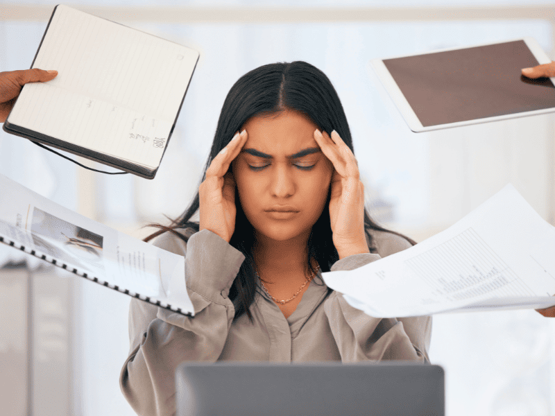 Femme surmené par le travail et n'ayant pas une bonne santé mentale au travail