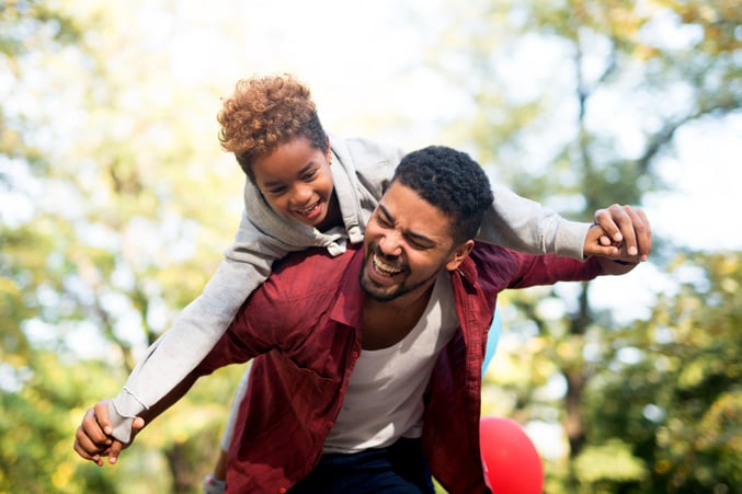 bonheur d'un père et de sa fille heureux, joie partagée