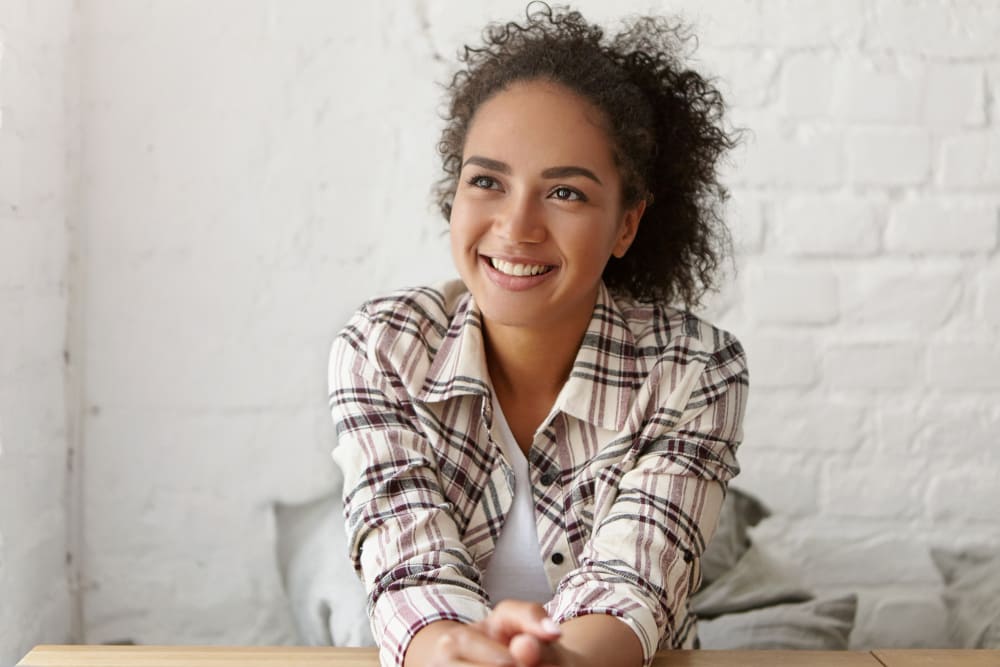 Femme heureuse et souriante