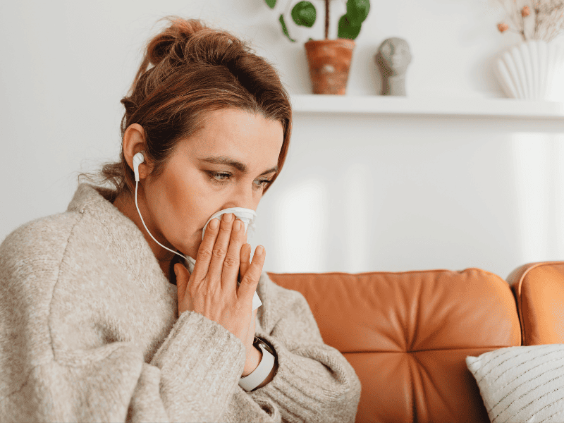 Femme ayant une rhinopharyngite et qui se mouche régulièrement 