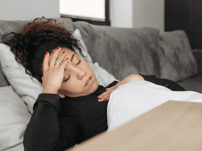 Personne malade dans son canapé faisant face à une maladie non programmée et ne sachant pas où aller.