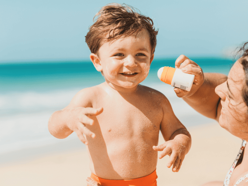 Enfant protégé du soleil sur la plage
