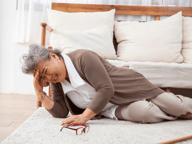 Personne âgée qui fait un AVC en tombant