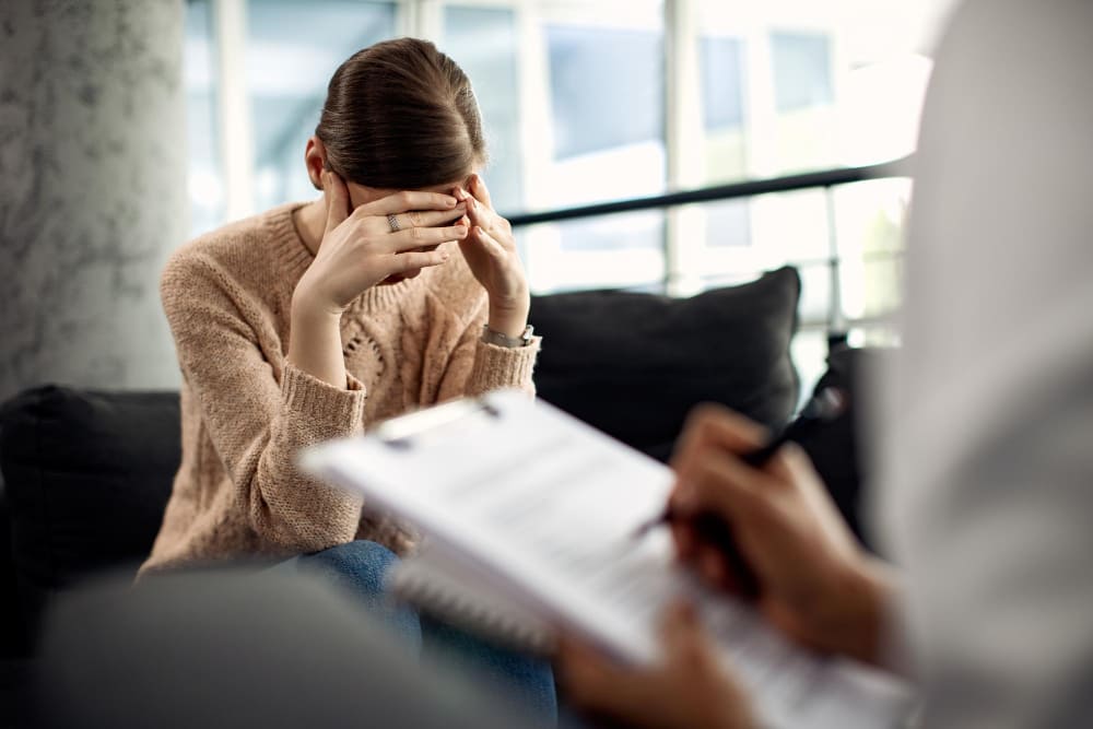 Femme ayant des troubles mentaux en consultation avec son psychologue.