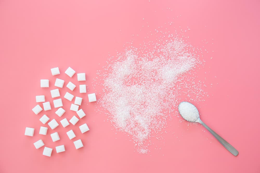 Morceaux de sucres rajoutés dans les aliments transformés.