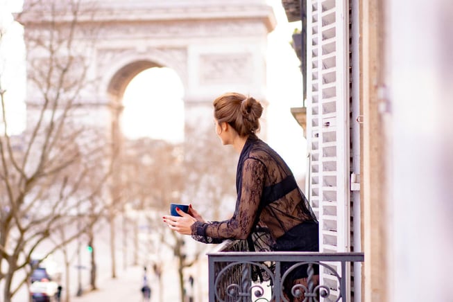 Femme touriste souffrant du syndrome de Paris.