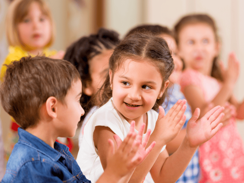 Enfant ayant le TDAH assis avec d'autres enfants 
