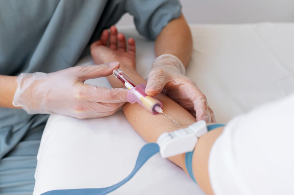 Prise de sang pour analyser le taux de monocytes.