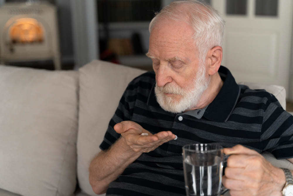 Vieil homme qui prend un traitement non invasif contre l'adénome de la prostate.