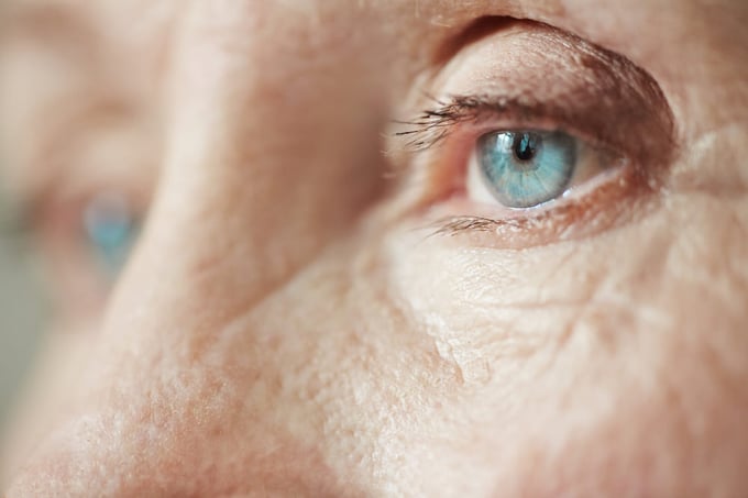 Zoom sur les yeux d'une personne âgée montrant une évolution du besoin de lumière lié à l'âge.