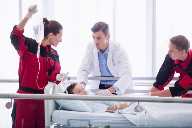 Médecin s'occupant d'un enfant sur un brancard aux urgences.