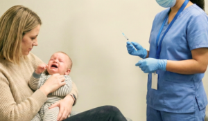 Vaccins bébé : le calendrier et les infos clés pour les parents