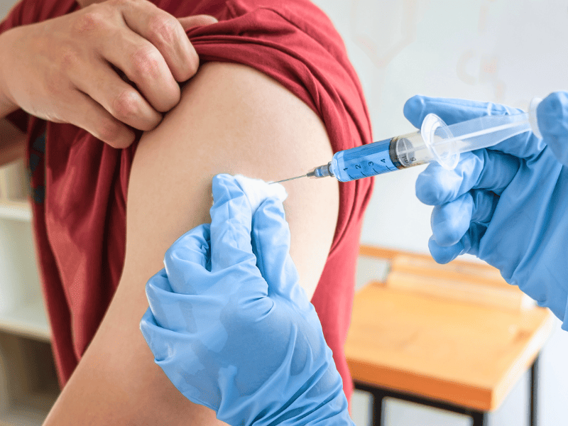 Homme effectuant ses vaccins pour la rentrée.