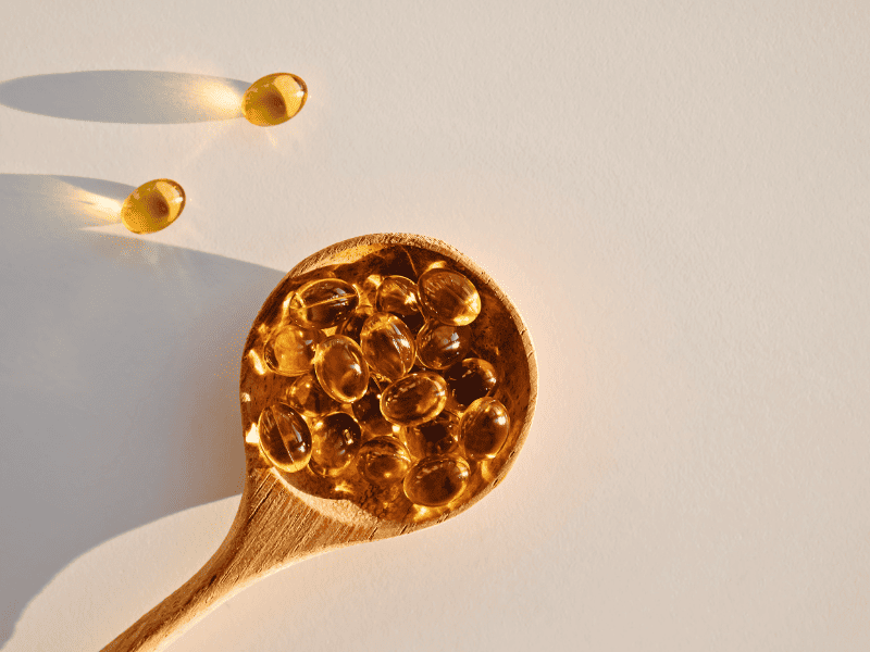 Cuillère avec des compléments pour contrer une vitamine D trop basse