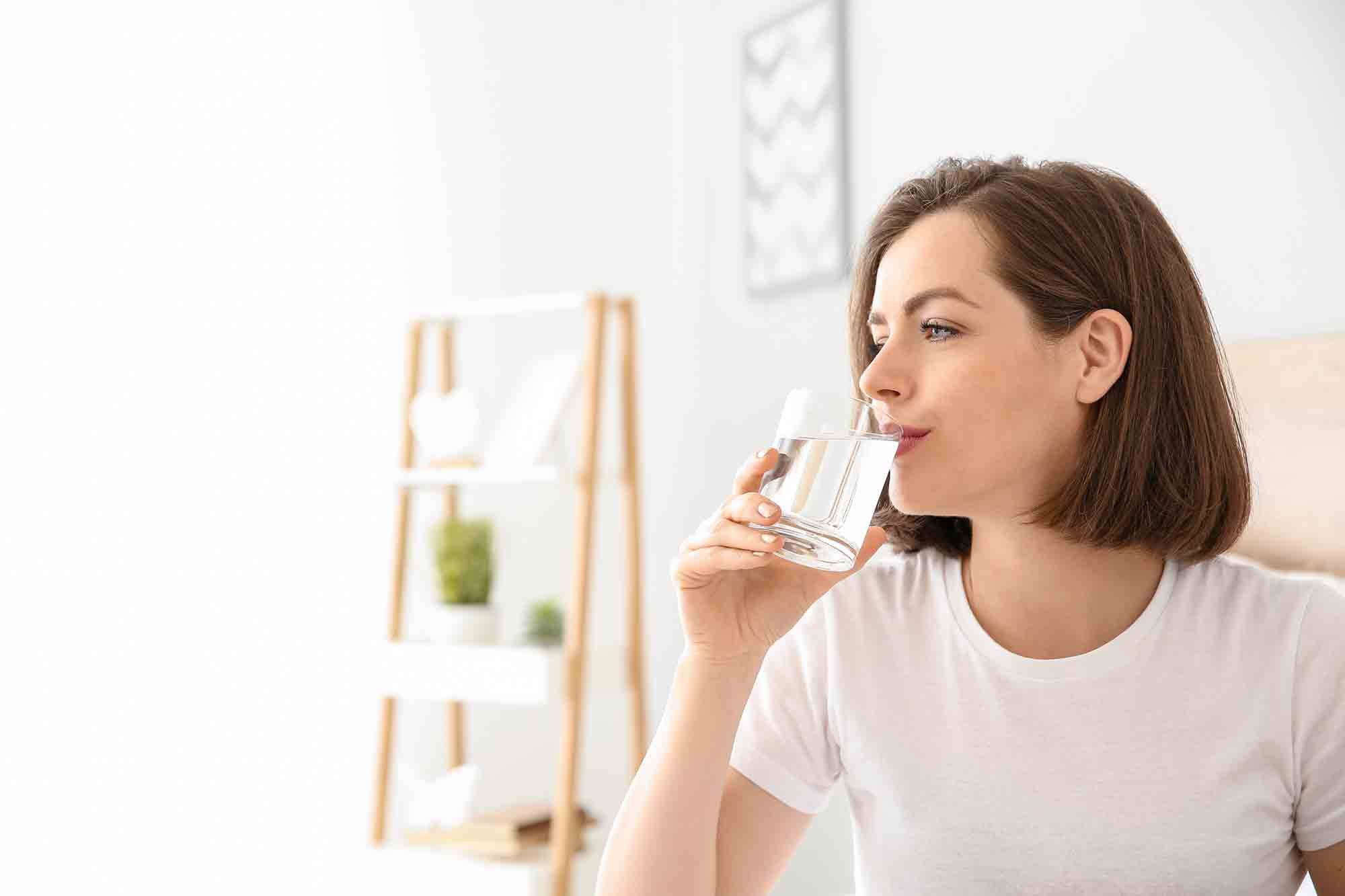 Comment soigner une angine virale ? Boire de l'eau est un élement pour récupérer
