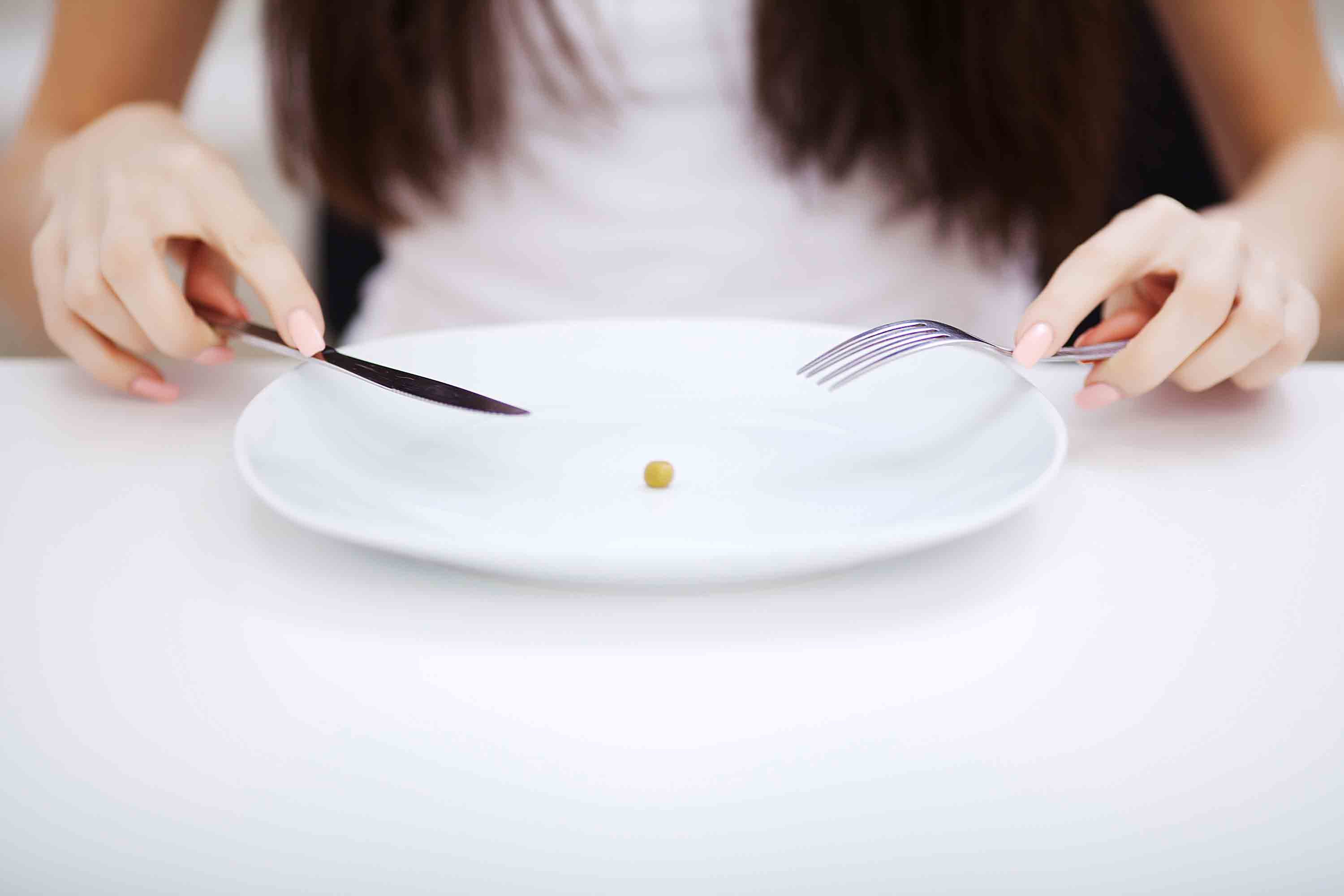 La restriction alimentaire peut être une des causes de l'anorexie mentale