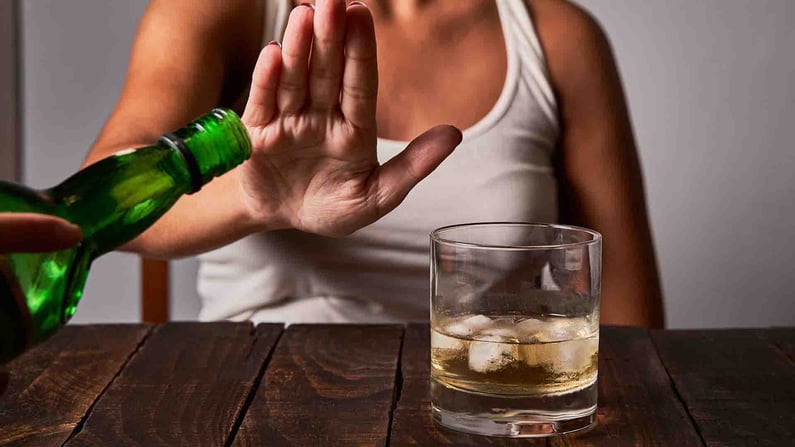 Femme refusant un verre d'alcool et décidant d'entamer un sevrage alcoolique, dépendance alcoolique