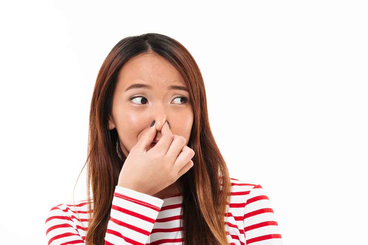 Personne qui se bouche le nez car une autre a des flatulences à cause de ballonnements.