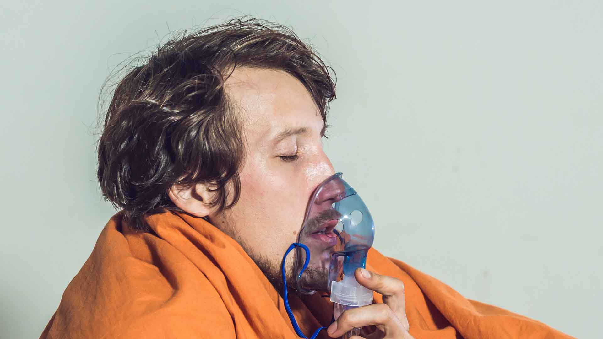 Homme ayant un BPCO avec un masque d'oxygène.