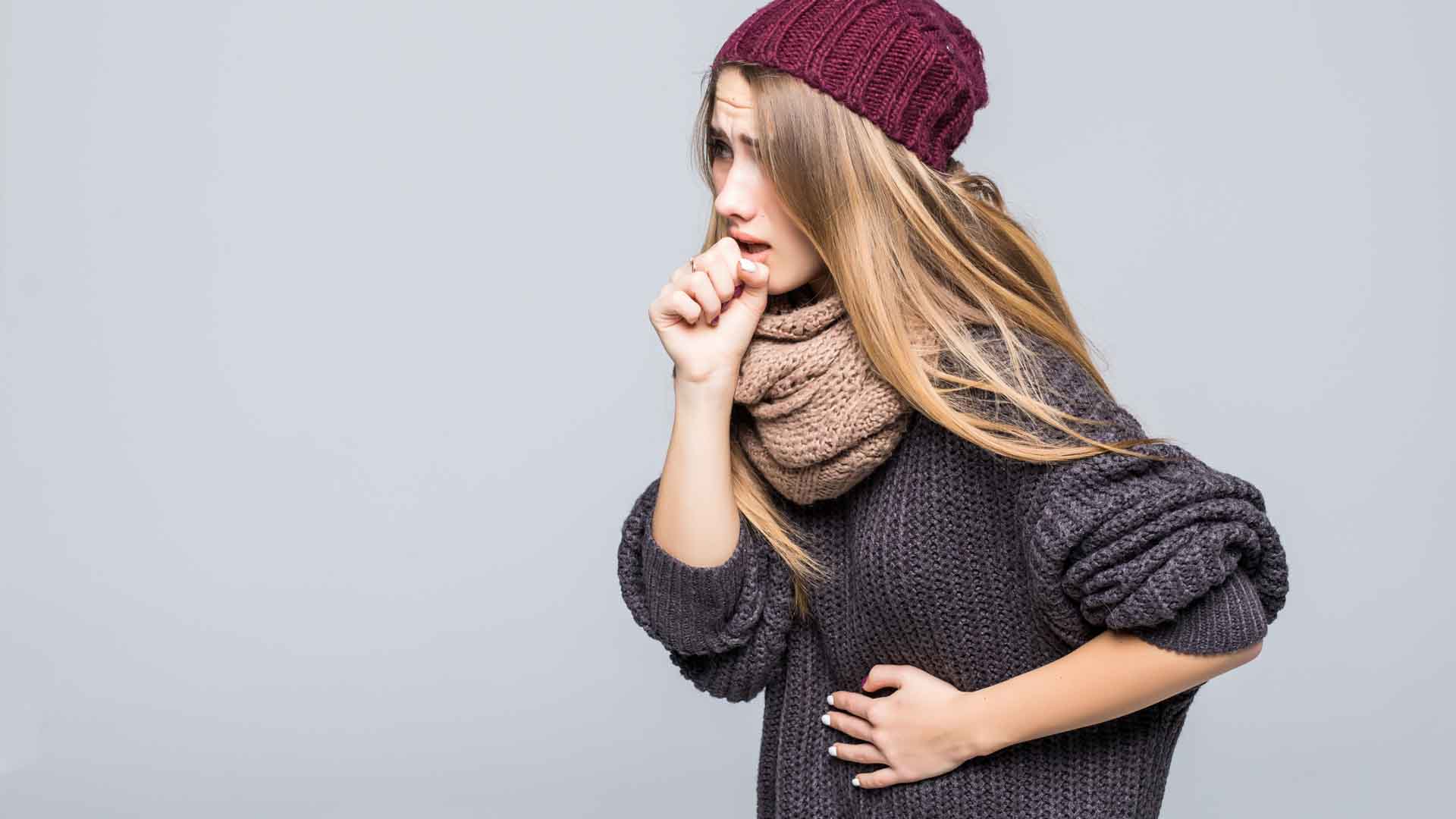 Femme qui tousse et qui a la coqueluche.